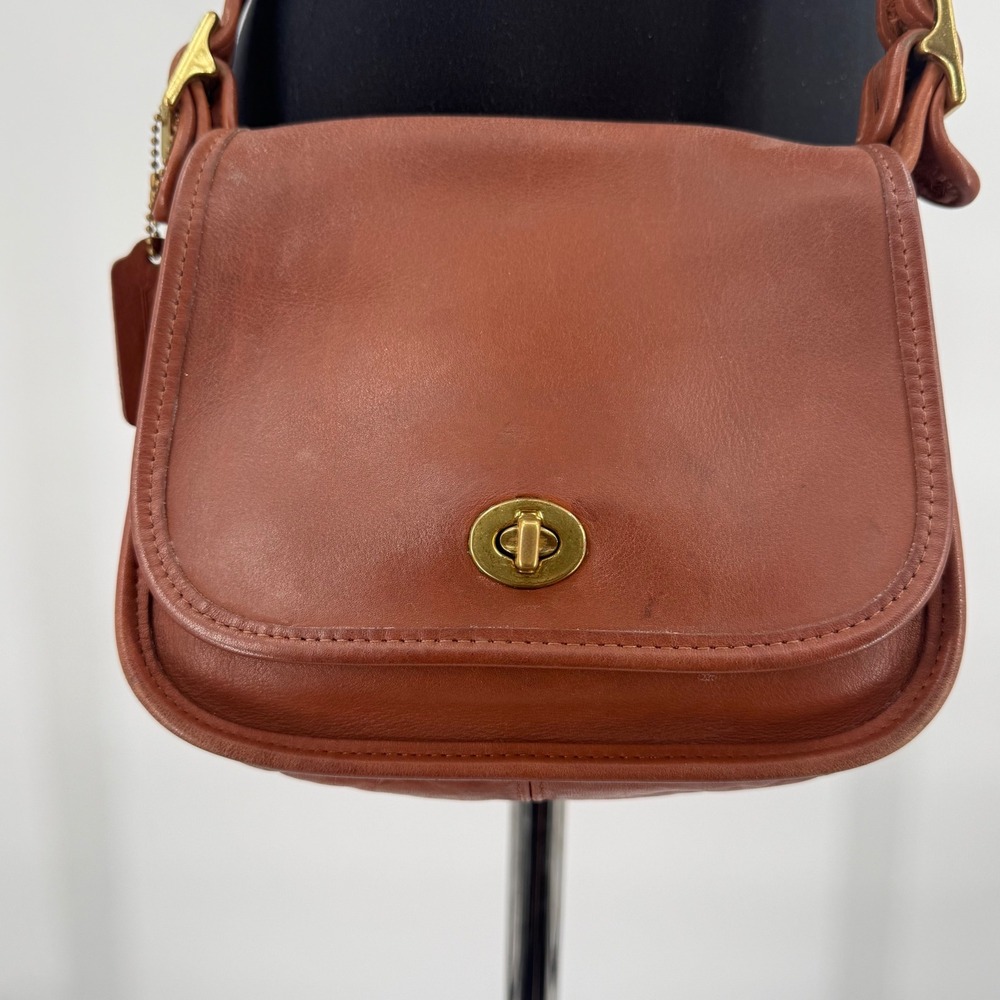 Vintage Coach 9965 Leather Crossbody Bag British Tan City Bag Turnlock Purse - Picture 2 of 16